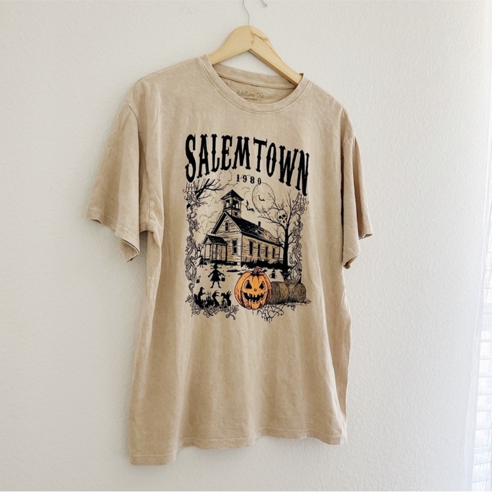 NWOT Salem Town Graphic T-Shirt - Picture 6 of 6